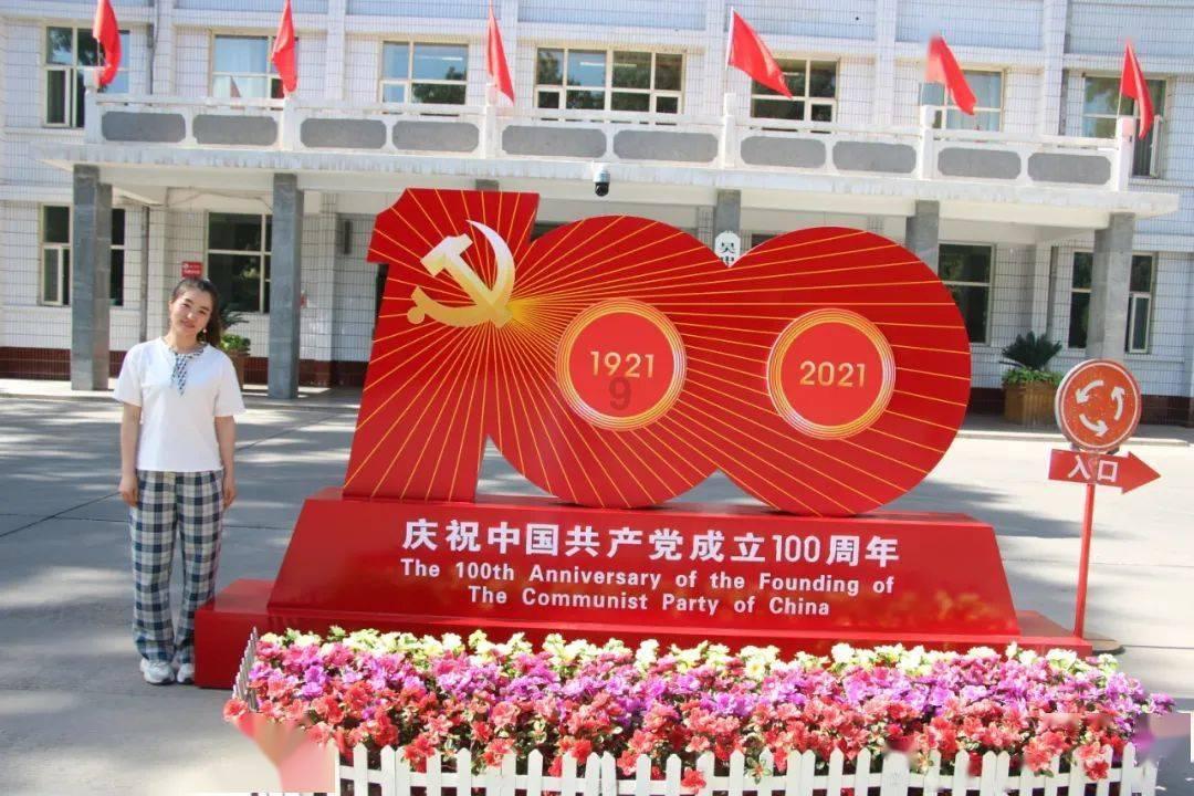商丘市示范区一中组织新老团员瞻仰革命旧址暨举行新团员入团仪式